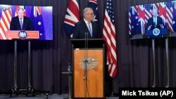 Thủ tướng Australia Scott Morrison (giữa) họp báo chung với lãnh đạo của Mỹ và Anh qua đường truyền video, 16/9/2021.