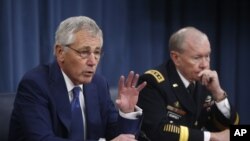 Bộ trưởng Quốc phòng Hoa Kỳ Chuck Hagel và Chủ tịch Ban Tham mưu Liên quân Đại tướng Martin Dempsey trong cuộc họp báo tại Bộ Quốc phòng Hoa Kỳ, 19/12/13