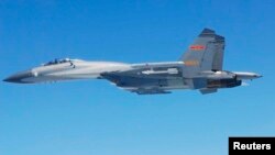 Máy bay chiến đấu SU-27 của Trung Quốc bay ngang qua biển Hoa Đông giữa năm 2014.