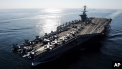 Tàu sân bay USS John C. Stennis đi ngang eo biển Hormuz.