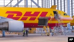 Máy bay chở hàng của hãng DHL. 