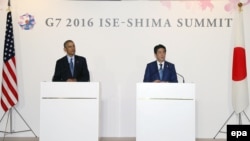 Tổng thống Mỹ Barack Obama (trái) và Thủ tướng Nhật Shinzo Abe tại hội nghị thượng đỉnh của G7 ở Ise-Shima, Nhật Bản, ngày 25/5/2016. Chính phủ Nhật Bản đang phối hợp với các nước trong nhóm G7 để ra tuyên bố chung yêu cầu Trung Quốc tôn trọng phán quyết quốc tế sắp tới về Biển Đông.