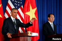 Tổng thống Mỹ Barack Obama phát biểu trong cuộc họp báo chung với Chủ tịch nước Việt Nam Trần Đại Quang tại Hà Nội, ngày 23/5/2016. Tổng thống Obama nói Hoa Kỳ và Việt Nam vẫn còn những bất đồng về nhân quyền và mỗi thương vụ bán vũ khí sẽ được xét duyệt trên căn bản từng trường hợp một.