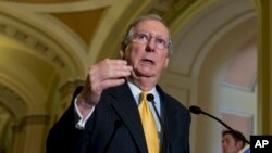 Thượng nghị sĩ Mitch McConnell nói chuyện trong cuộc họp báo tại trụ sở Quốc hội, 21/5/13