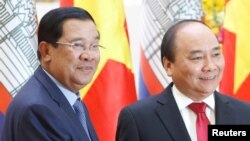 Thủ tướng Campuchia Hun Sen (trái) và Thủ tướng Việt Nam Nguyễn Xuân Phúc tại Văn phòng Chính phủ ở Hà Nội, 20/12/2016.