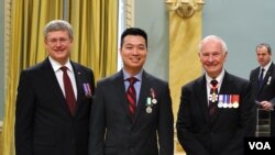 Thủ tướng Canada Stephen Harper, Paul Nguyễn, và Toàn quyền Canada David Johnston tại buổi lễ trao Huy chương Kim khánh bội tinh Kim Cương của Nữ hoàng Anh Elizabeth II năm 2012