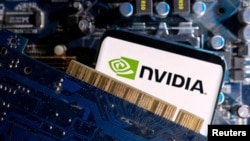 Một điện thoại thông minh có logo NVIDIA hiển thị được đặt trên bo mạch chủ máy tính.