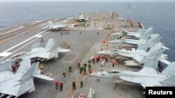 Chiến đấu cơ FA-18 Hornet của Hải quân Mỹ trên boong tàu sân bay của tàu sân bay USS George Washington trong cuộc diễn tập hải quân chung thường niên trên biển với quân đội Nhật ngoài khơi miền nam Nhật Bản.