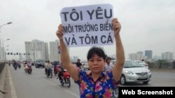 Bà Cấn Thị Thêu được nhiều người biết đến là một nhà hoạt động vì các quyền đất đai và môi trường.