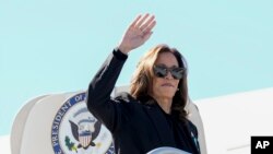 Foto Achiv: Vis Prezidan Kamala Harris monte nan avyon li, Air Force 2. 