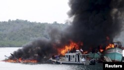 Indonesia phá hủy tàu cá Việt Nam và Malaysia vì lý do đánh bắt trái phép ở Batam, quần đảo Riau, vào ngày 5/4/2016.