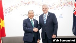 Thủ tướng Nguyễn Xuân Phúc và Thủ tướng Australia Scott Morrison. (Ảnh VTV via VGP)