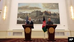 Bộ trưởng Quốc phòng Mỹ Chuck Hagel, trái, và Tổng thống Afghanistan Ashraf Ghani trong 1 cuộc họp báo ở Kabul, Afghanistan, 6/12/2014.