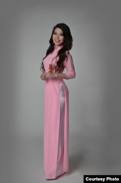 Vietnamese American delegate at Miss Asian Global and Miss Asian America 2015 Theresa Nguy ao dai 2