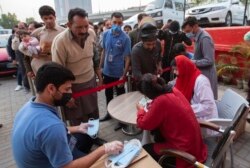 پاکستان میں کورونا وائرس کے دو مریضوں کی تصدیق کے بعد ملک میں ماسک نایاب ہو گئے ہیں۔ اسلام آباد میں ایک این جی او مفت ماسک تقسیم کر رہی ہے۔