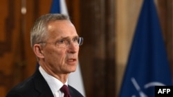 Tổng thư ký NATO Jens Stoltenberg đề nghị NATO đảm nhận việc điều phối viện trợ quân sự quốc tế cho Ukraine.