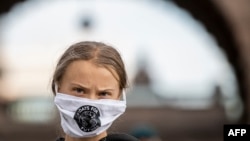 Tư liệu: Nhà hoạt động môi trường Greta Thunberg tham gia một cuộc biểu tình của phong trào "Fridays For Future- Thứ Sáu vì Tương lai" trước tiền đình Quốc hội Thụy Điển ở Stockholm, ngày 25/9/2020. (Photo by JONATHAN NACKSTRAND / AFP)