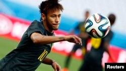 Cầu thủ Brazil Neymar, một trong những hậu vệ hàng đầu thế giới, tập dượt một ngày trước trận đấu khai mạc World Cup giữa Brazil và Croatia, 11/6/14