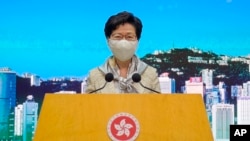 Trưởng đặc khu hành chánh Hong Kong Carrie Lam lắng nghe câu hỏi của các phóng viên tại một cuộc họp báo ở Hong Kong hôm thứ Ba 30/6/2020. (AP Photo/Vincent Yu)