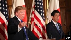 Tổng thống Donald Trump phát biểu trong một cuộc họp báo chung với Thủ tướng Nhật Bản Shinzo Abe tại Cung điện Akasaka, Tokyo, ngày 6 tháng 11, 2017.