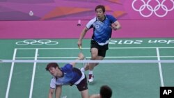 2 tay vợt của Nam Triều Tiên Chung Jae-sung (phải) và Lee Yong-dae thi đấu với cặp đôi của Malaysia Koo Kien Keat và Tan Boon Heong tại trận đấu cầu lông đôi nam 31/07/2012