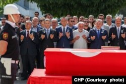 Eygi için İzmir Adnan Menderes Havalimanı'nda düzenlenen cenaze törenine CHP Genel Başkanı Özgür Özel de katıldı.