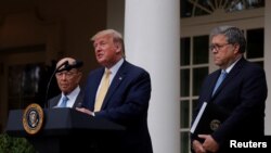 TT Donald Trump với BT Thương mại Wilbur Ross (trái) và BT Tư pháp Bill Barr (phải) khi ông loan báo sẽ cho khai thác các kho dữ liệu chính phủ để đếm người không có quốc tịch Mỹ. Washington 11/7/2019. REUTERS/Carlos Barria