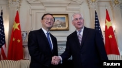 Ngoại trưởng Hoa Kỳ Rex Tillerson bắt tay Ủy viên Quốc vụ viện Trung Quốc Dương Khiết Trì. 