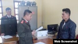 Công an đọc lệnh bắt ông Trần Hữu Đức ngày 21/1/2021. Photo PLO.