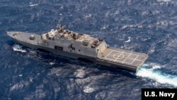 Tàu USS Fort Worth (LCS 3) trong cuộc tuần tra trong vùng biển quốc tế ở Biển Đông với tàu khu trục tên lửa dẫn đường USS Lassen. (Ảnh: US Navy/Joe Bishop).