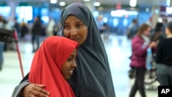 Halima Mohamed đón con gái tại New York hôm 8/3 sau một thời gian bị hoãn giấy tờ nhập cảnh vào Mỹ từ Somali do lệnh cấm du hành ban đầu của tổng thống Trump.