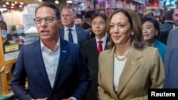 Phó Tổng thống Mỹ Kamala Harris và Thống đốc Pennsylvania Josh Shapiro thăm Chợ Reading Terminal ở Philadelphia. Ông Shapiro là một trong những ứng cử viên cho liên danh tranh cử tổng thống của bà Harris.