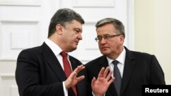 Tổng thống Ukraine Petro Poroshenko (trái) nói chuyện với Tổng thống Ba Lan Bronislaw Komorowski trong một cuộc họp ở Warsaw, 17/12/2014. 