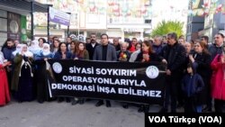 Açıklamada çok sayıda DEM Partilinin de gözaltına alınması Diyarbakır’daki il yönetimi tarafından protesto edildi.