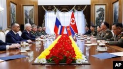 Nan foto sa a ke Sevis Lapres Ministe Defans Ris la pibliye, nou ka we Minis Defans Ris Andrei Belousov (dezyem a goch) ak tokay No Koreyen li No Kwang Chol (dezyem a dwat) pandan yon rankont nan Pyongyang, 29 Nov. 2024. 