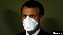 Tổng thống Pháp Emmanuel Macron mang khẩu trang khi đi thăm một bệnh viện dã chiến tại Mulhouse, miền Đông nước Pháp ngày 25/3/2020.