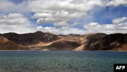 Hồ Pangong tại Ladakh, khu vực tranh chấp biên giới Ấn-Trung.