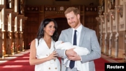 oàng tử Anh Harry và vợ Meghan, Nữ Công tước Sussex, xuất hiện cùng con trai lọt lòng của họ trước báo giới tại Lâu đài Windsor, Windsor, miền nam xứ England, ngày 8 tháng 5, 2019. 