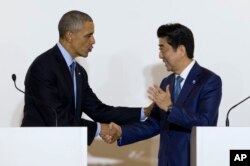 Tổng thống Hoa Kỳ Barack Obama và Thủ tướng Nhật Bản Shinzo Abe bắt tay trong một cuộc họp báo.