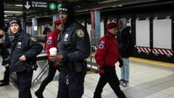 New York metrosunda gönüllü güvenlikçiler tekrar devriye gezmeye başladı.