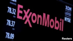 Logo Exxon Mobile trên thị trường chứng khoán New York, 2015.