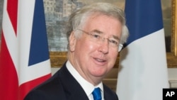 Bộ trưởng Quốc phòng Anh Michael Fallon nói rằng Nga đề ra 'mối nguy thực sự và hiện hữu' cho an ninh của châu Âu