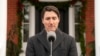 Premye Minis Kanada Justin Trudeau fe yon anons devan Rideau Cottage nan Ottawa, Kanada, Lendi 6 Janvye 2025. 