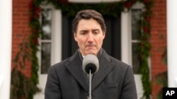 Premye Minis Kanada Justin Trudeau fe yon anons devan Rideau Cottage nan Ottawa, Kanada, Lendi 6 Janvye 2025. 