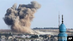 Khói bốc lên sau một vụ không kích của Israel vào thành phố Gaza, ngày 9/8/2014.