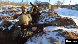 Binh sĩ Ukraine bảo vệ vị trí tại làng Luhanska trong khu vực Luhansk, ngày 24/1/2015.