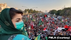 پی ڈی ایم کے احتجاجی مظاہرے سے مریم نواز خطاب کر رہی ہیں۔ 