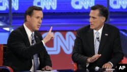 Hai ứng cử viên đảng Cộng hòa Mitt Romney (phải) và Rick Santorum 