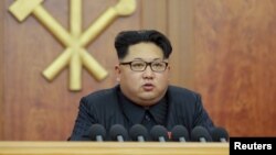 Nhà lãnh đạo Bắc Triều Tiên Kim Jong Un. Các chuyên gia cho rằng ông Kim Jong Un thực hiện hành động gây hấn nhằm mặc cả với Trung Quốc và Nam Triều Tiên.