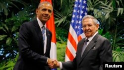 Tổng thống Hoa Kỳ Barack Obama và Chủ tịch Cuba Raul Castro bắt tay trong cuộc họp đầu tiên vào ngày thứ hai trong chuyến thăm Cuba của ông Obama, tại Havana, ngày 21 tháng 3 năm 2016.